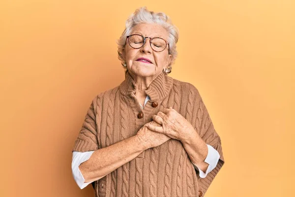 Старша Сіро Волохата Жінка Повсякденному Одязі Окулярах Посміхається Руками Грудях — стокове фото