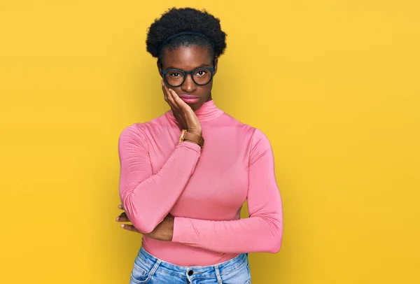 Jong Afrikaans Amerikaans Meisje Dragen Casual Kleding Bril Denken Kijken — Stockfoto