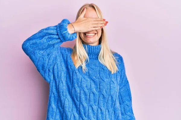 Junge Blonde Mädchen Wollenen Winterpullover Lächeln Und Lachen Mit Der — Stockfoto