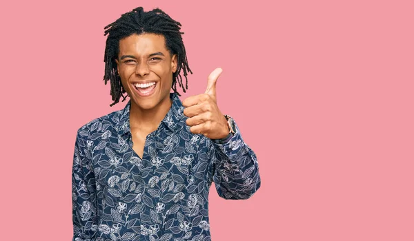 Jovem Afro Americano Vestindo Camisa Dos Anos Sorrindo Feliz Positivo — Fotografia de Stock