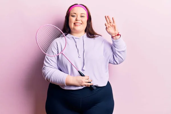 Mladý Velikost Žena Drží Badminton Raketa Dělá Znamení Prsty Usmívá — Stock fotografie