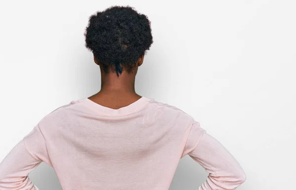 Jovem Afro Americana Vestindo Roupas Casuais Para Trás Olhando Para — Fotografia de Stock