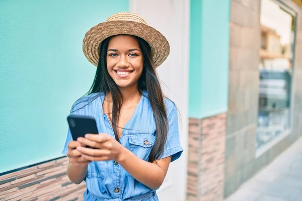 Young Latin Tourist Girl Vacation Smiling Happy Using Smartphone City — Stock Photo, Image