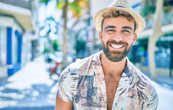 Joven Hombre Hispano Vacaciones Sonriendo Feliz Caminando Calle Ciudad — Foto de Stock