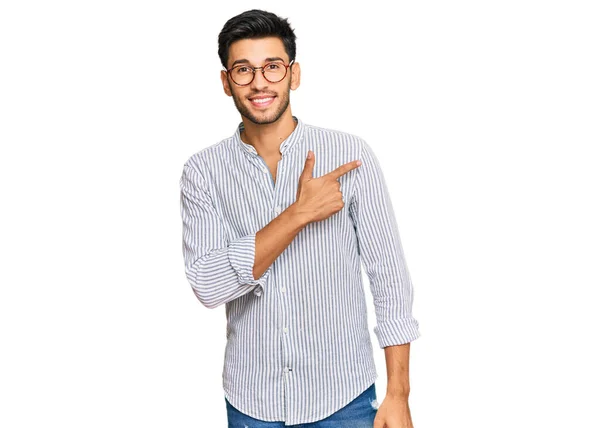 Gündelik Kıyafetler Gözlük Takan Genç Yakışıklı Bir Adam Yüzünde Mutlu — Stok fotoğraf