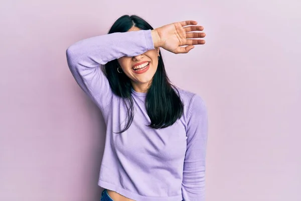 Jovem Hispânica Vestindo Roupas Casuais Cobrindo Olhos Com Braço Sorridente — Fotografia de Stock