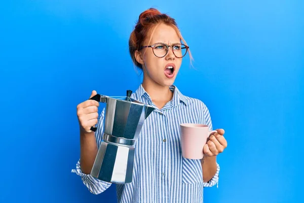 Mujer Pelirroja Joven Bebiendo Café Italiano Enojado Loco Gritando Frustrado —  Fotos de Stock