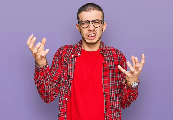 Jovem Hispânico Vestindo Roupas Casuais Gritando Frustrado Com Raiva Mãos — Fotografia de Stock