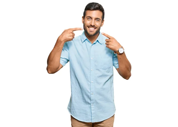 Bonito Homem Hispânico Vestindo Roupas Casuais Sorrindo Alegre Mostrando Apontando — Fotografia de Stock