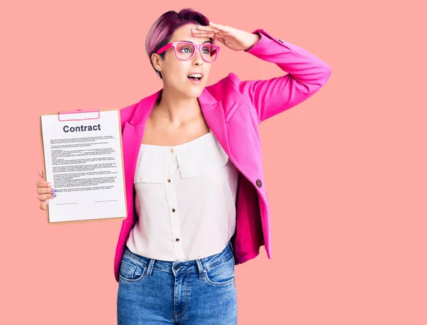 Giovane Bella Donna Con Capelli Rosa Che Tiene Appunti Con — Foto Stock