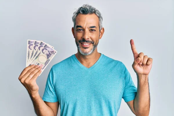 Hombre Pelo Gris Mediana Edad Sosteniendo Billetes Yen Japoneses Sonriendo —  Fotos de Stock