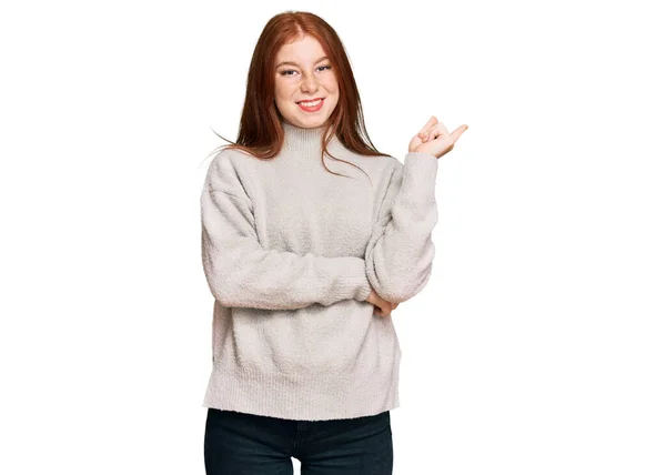 Joven Leer Cabeza Mujer Usando Casual Invierno Suéter Sonriendo Feliz — Foto de Stock