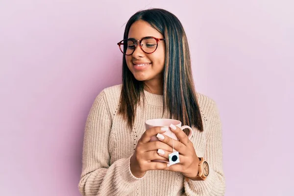 Jovem Menina Latina Segurando Xícara Chá Sorrindo Olhando Para Lado — Fotografia de Stock