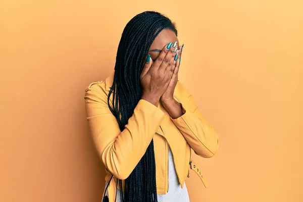 Jovem Afro Americana Vestindo Jaqueta Casual Com Expressão Triste Cobrindo — Fotografia de Stock