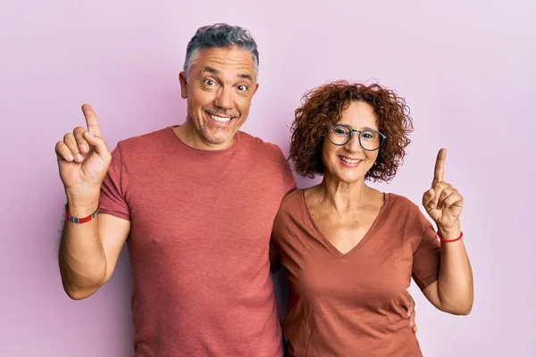 Belo Casal Meia Idade Juntos Vestindo Roupas Casuais Com Grande — Fotografia de Stock