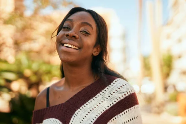 公園で幸せそうに立っている若いアフリカ系アメリカ人女性 — ストック写真