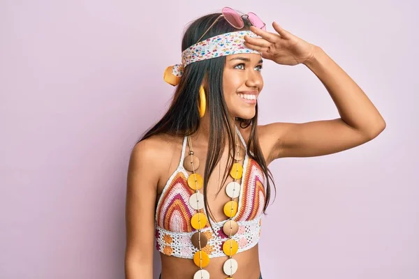Schöne Hispanische Frau Trägt Boheme Und Hippie Stil Sehr Glücklich — Stockfoto