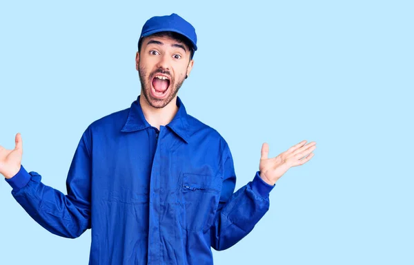 Jeune Homme Hispanique Portant Uniforme Peintre Célébrant Victoire Avec Sourire — Photo