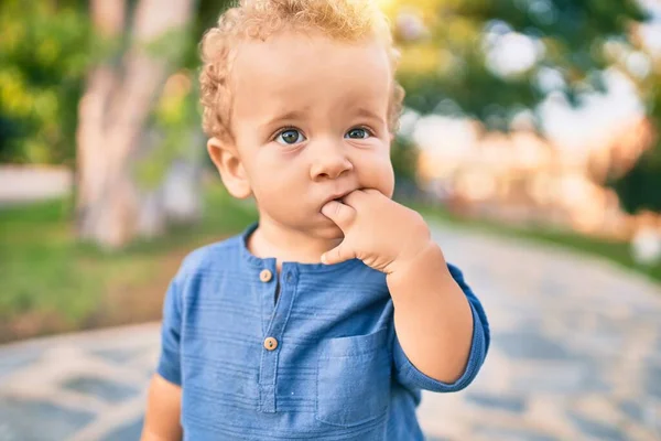 Triste Niño Poniendo Los Dedos Boca Tocando Las Encías Porque — Foto de Stock