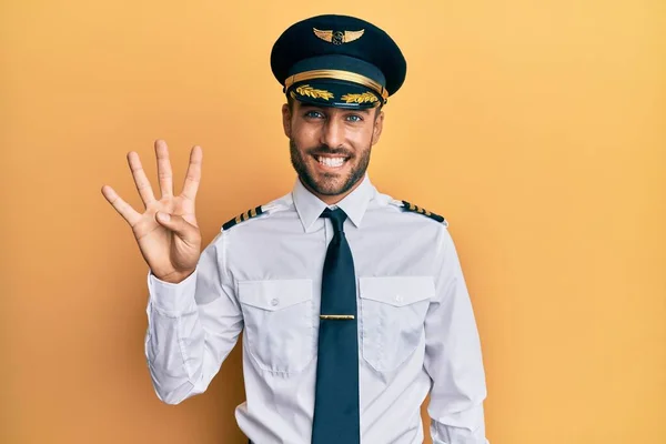 Hezký Hispánský Muž Uniformě Pilota Letadla Ukazuje Ukazuje Prsty Číslo — Stock fotografie