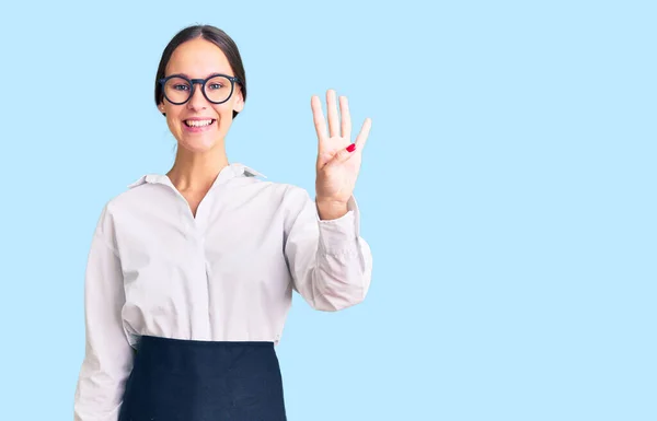 Bella Bruna Giovane Donna Che Indossa Grembiule Cameriera Professionale Mostrando — Foto Stock