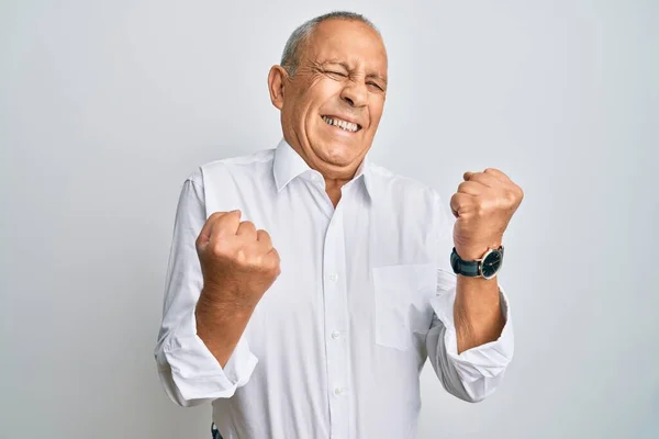 Pohledný Starší Muž Neformální Bílé Košili Oslavující Překvapení Úžas Nad — Stock fotografie