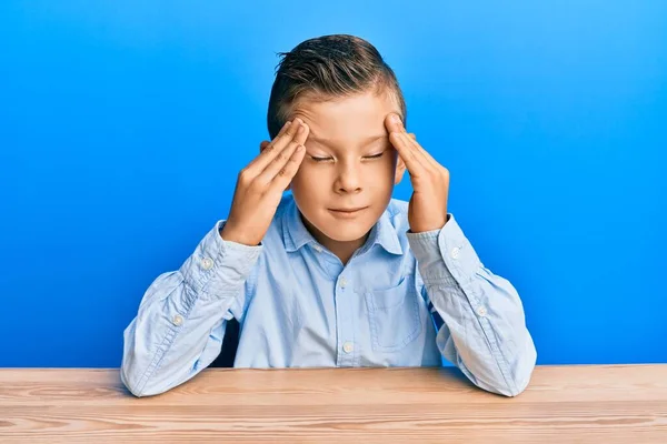 Adorabile Ragazzo Caucasico Che Indossa Abiti Casual Seduto Sul Tavolo — Foto Stock