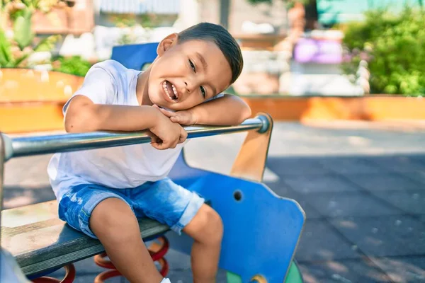 Adorável Menino Hispânico Sorrindo Feliz Jogando Parque — Fotografia de Stock