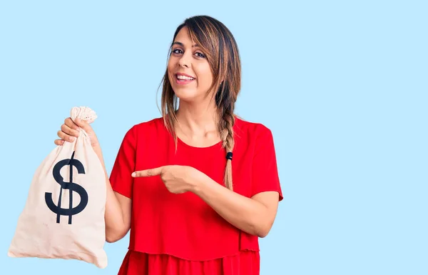 Jonge Mooie Vrouw Met Geld Tas Met Dollar Symbool Glimlachen — Stockfoto