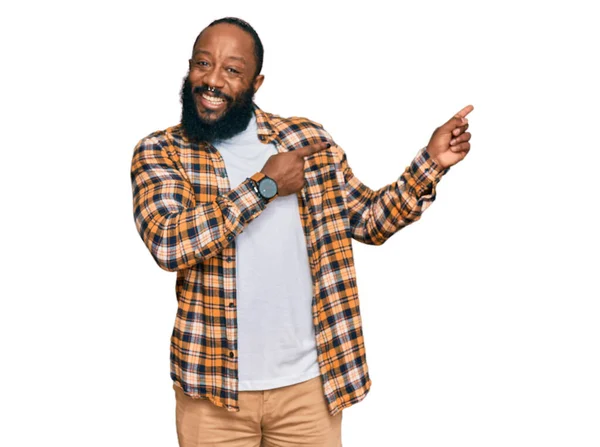 Jovem Afro Americano Vestindo Roupas Casuais Sorrindo Olhando Para Câmera — Fotografia de Stock