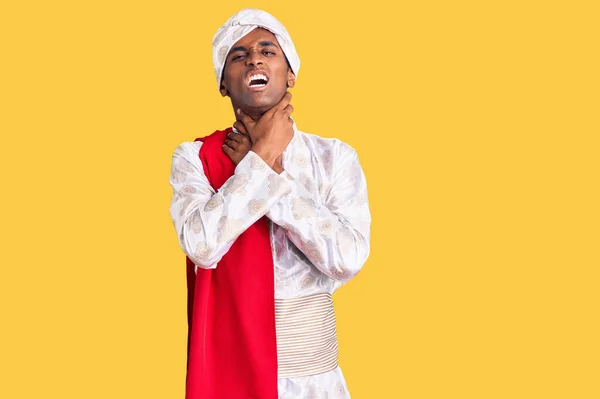 Pria Tampan Afrika Mengenakan Tradisi Pakaian Sari Sherwani Berteriak Tercekik — Stok Foto