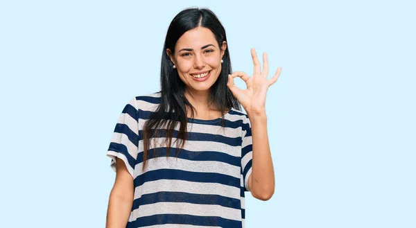 Mooie Jonge Vrouw Draagt Casual Kleding Lachend Positief Doen Teken — Stockfoto