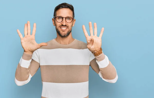 Hombre Guapo Con Barba Vistiendo Ropa Casual Gafas Mostrando Apuntando —  Fotos de Stock