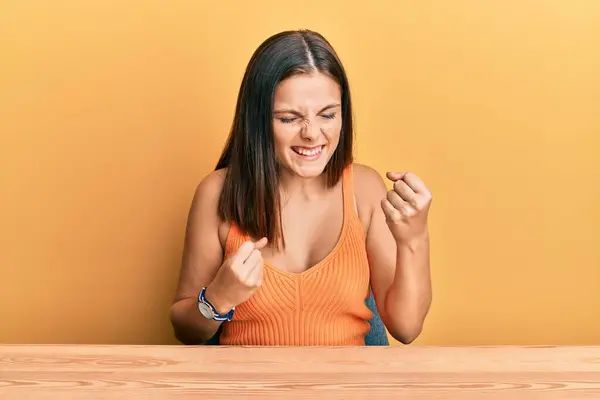 Mujer Caucásica Joven Vestida Con Ropa Casual Sentada Mesa Celebrando —  Fotos de Stock