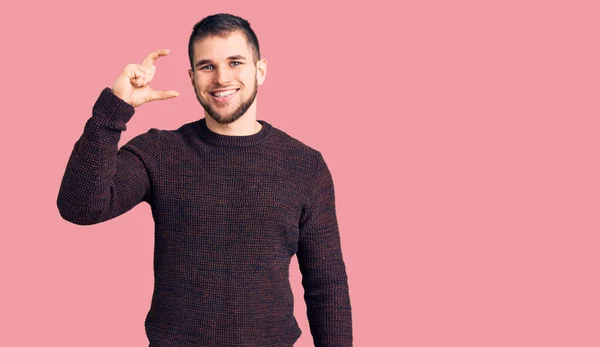 Homem Bonito Jovem Vestindo Camisola Casual Sorrindo Gestos Confiantes Com — Fotografia de Stock