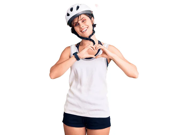 Mulher Bonita Com Cabelo Curto Usando Capacete Bicicleta Sorrindo Amor — Fotografia de Stock