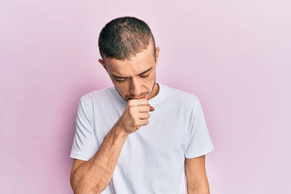 Spaanse Jongeman Met Een Casual Wit Shirt Die Zich Onwel — Stockfoto