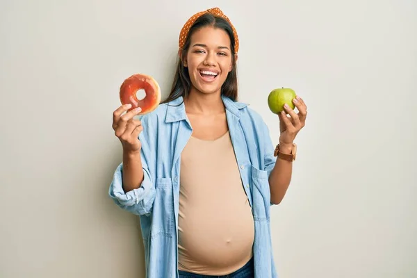 Mooie Latijns Amerikaanse Vrouw Verwacht Een Baby Met Voedsel Glimlachend — Stockfoto