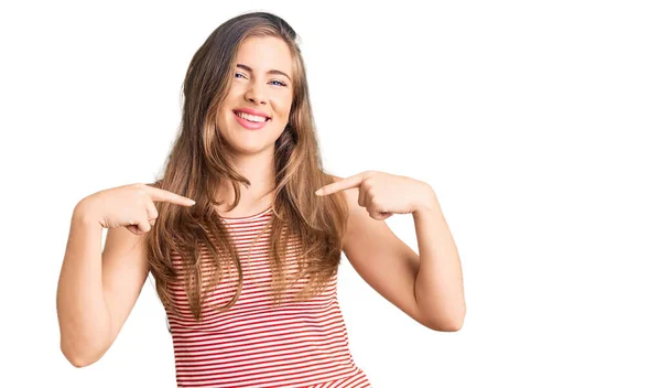 Bella Giovane Donna Caucasica Che Indossa Abiti Casual Guardando Fiducioso — Foto Stock