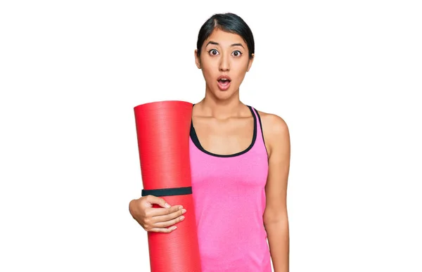 Vacker Asiatisk Ung Sport Kvinna Som Håller Yogamatta Rädd Och — Stockfoto