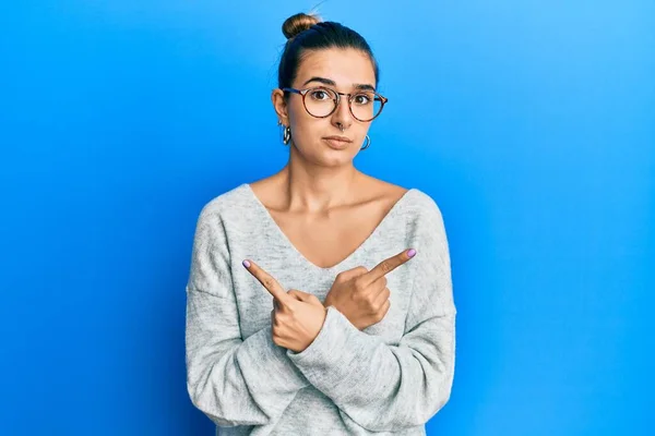 Junge Hispanische Frau Trägt Lässige Kleidung Die Auf Beiden Seiten — Stockfoto