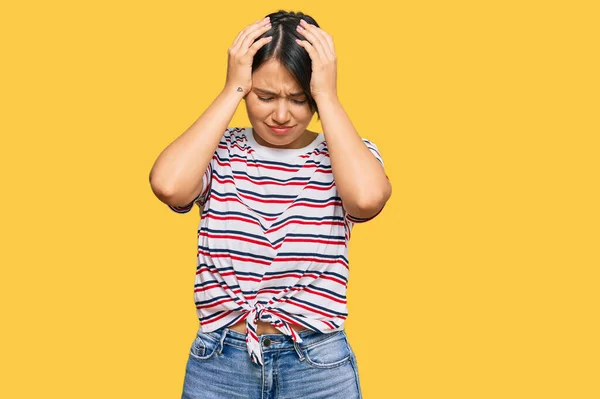 Kısa Saçlı Günlük Kıyafetler Giyen Baş Ağrısı Çeken Çaresiz Stresli — Stok fotoğraf