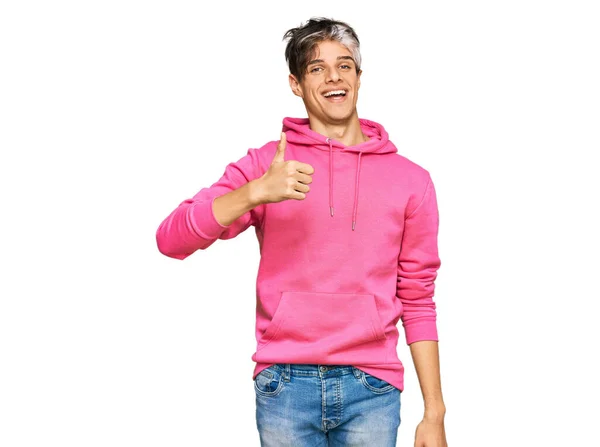 Jonge Spaanse Man Draagt Casual Roze Sweatshirt Doet Vrolijke Duimen — Stockfoto