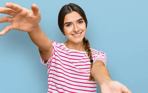 Junge Hispanische Frau Legerer Kleidung Die Die Kamera Lächelt Und — Stockfoto