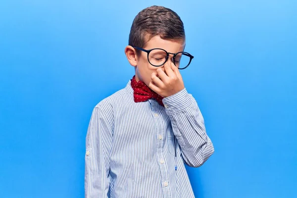 Criança Loira Bonito Usando Gravata Arco Nerd Óculos Cansados Esfregando — Fotografia de Stock