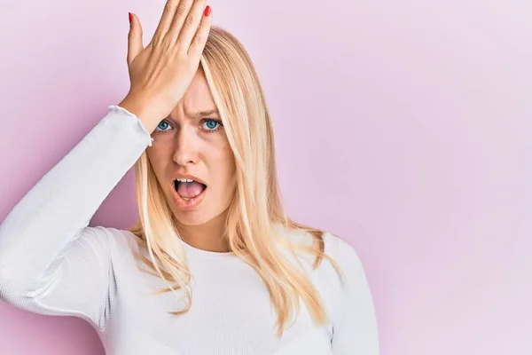 Ung Blond Flicka Bär Casual Kläder Överraskad Med Hand Huvudet — Stockfoto