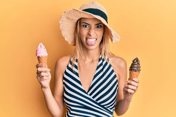 美しいですブロンド女性身に着けています夏スタイル保持アイスクリームステッキング舌アウト幸せとともに面白い式 — ストック写真