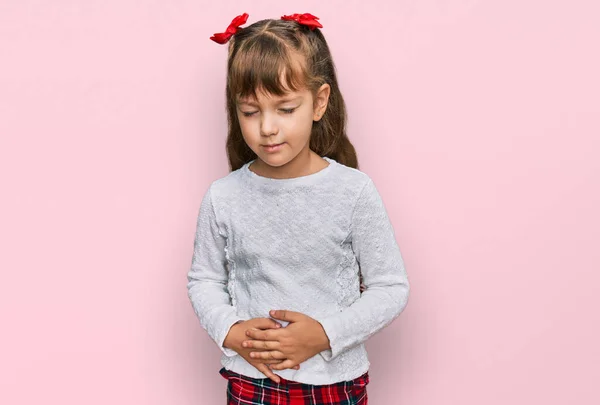 Kleine Kaukasische Mädchen Lässiger Kleidung Mit Der Hand Auf Dem — Stockfoto