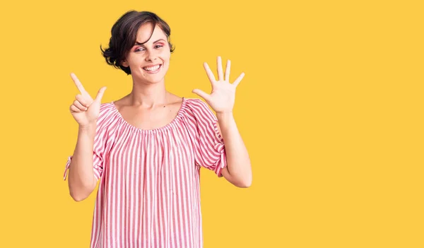 Mulher Bonita Com Cabelo Curto Vestindo Roupas Verão Casuais Mostrando — Fotografia de Stock