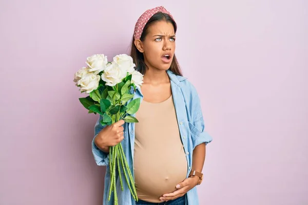 Mooie Spaanse Vrouw Verwacht Een Baby Die Bloemen Vasthoudt Boos — Stockfoto